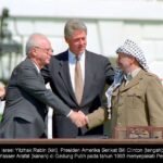 Bill_Clinton,_Yitzhak_Rabin,_Yasser_Arafat_at_the_White_House_1993-09-13