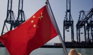 sebuah-bendera-china-yang-sedang-berkibar-di-depan-mesin-pengangkut-kargo-di-pelabuhan-di-china_169