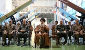 pemimpin-tertinggi-iran-ayatollah-ali-khamenei-melihat-rudal-iran-selama-pameran-prestasi-pasukan-dirgantara-irgc-di-teheran-i-3_169