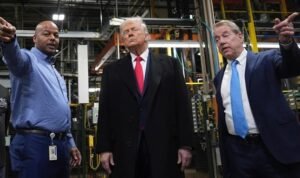trump-saat-mengunjungi-pabrik-ford-di-michigan-as-1768368774549_169