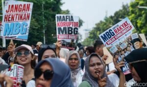 aksi-di-patung-kuda-massa-minta-program-mbg-tetap-berjalan-1781682389404_169