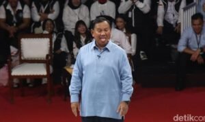 potret-lucu-prabowo-dari-joget-hingga-melet-melet-di-debat-perdana-3_169