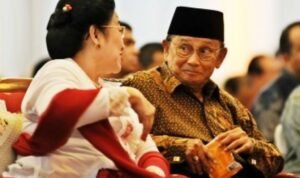 presiden-ri-ke-3-bj-habibie-kanan-memberikan-permen-kepada-_140623133247-692