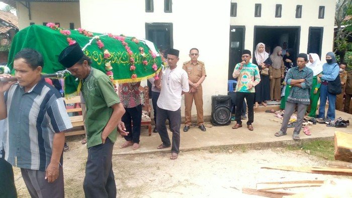 proses-pemakaman-siswa-sd-yang-tersedak-buah-kelengkeng-di-lampung-tengah-1790075132785_169